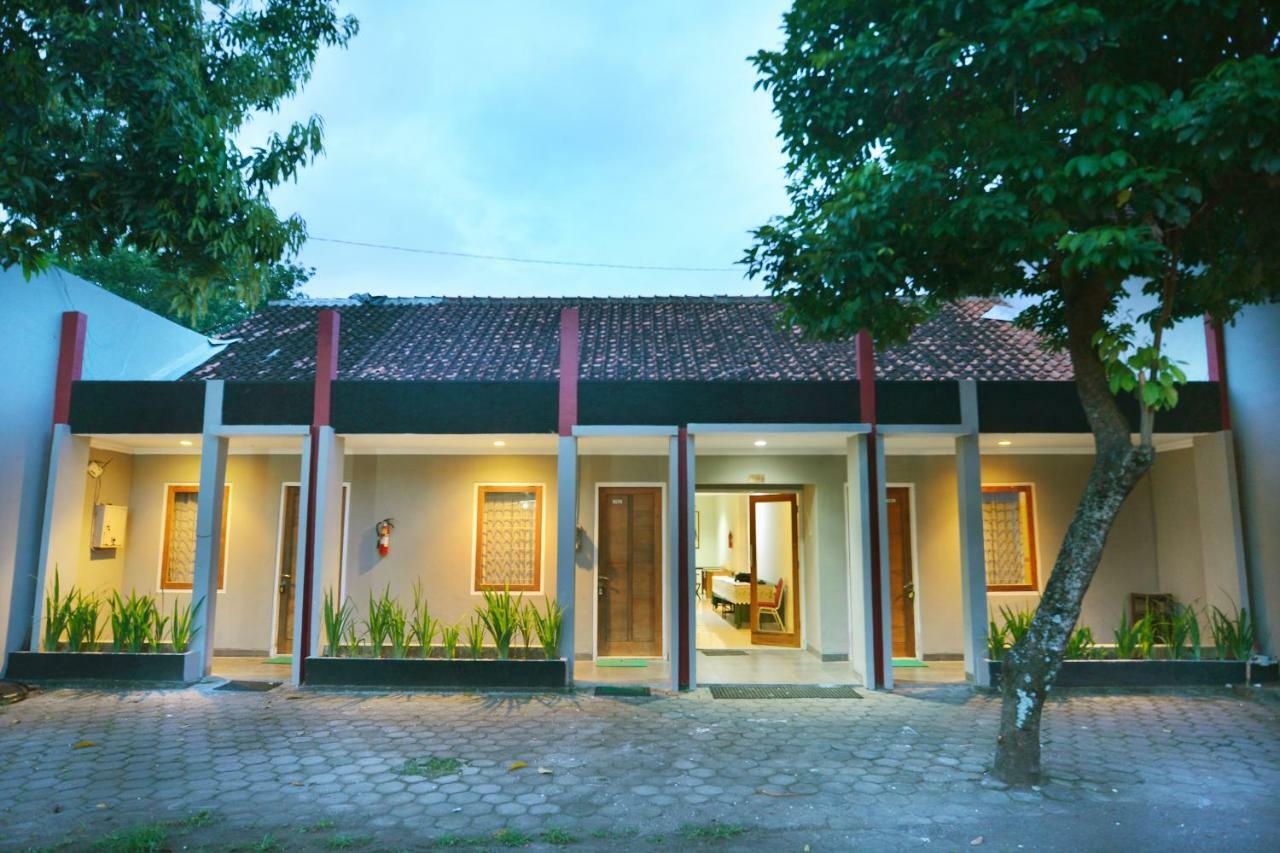 Oyo 743 Garden Guesthouse Yogyakarta Exterior photo